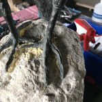 Bronzeadler mit verklebten Rester vor Restauration