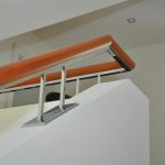hochglanzpoliertes Treppengeländer mit Holz