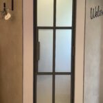 Gäste-WC: Drehflügeltür mit satiniertem Glas